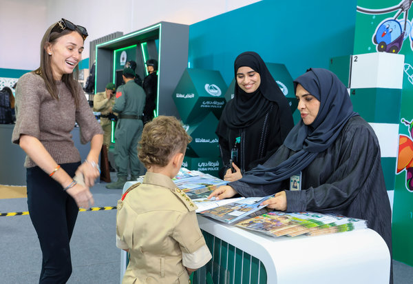 شرطة دبي تستعرض خدماتها ومبادراتها الأمنية
