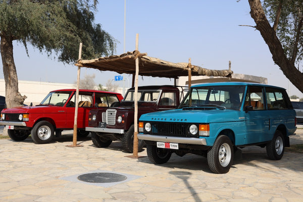 نظّم قسم الموروث الشرطي بإدارة المراسم والعلاقات العامة في القيادة العامة لشرطة أبوظبي، وبالتعاون مع دائرة الثقافة والسياحة - أبوظبي مسيرة للمركبات الكلاسيكية، والتي انطلقت من متحف المقطع وصولًا إلى مبنى إدارة ترخيص السائقين والآليات القديم، ضمن فعالية مجتمعية هدفت إلى إحياء عروض للمركبات الكلاسيكية وتعزيز التواصل الإيجابي مع أفراد المجتمع .  وشارك في المسيرة مجموعة كبيرة من هواة ومحبي المركبات القديمة الكلاسيكية ذات الدفع الرباعي والصالون، والتي يعود تاريخ إنتاجها إلى خمسينيات وستينيات القرن الماضي، حيث استعرضت المركبات المشاركة تصاميمها التاريخية التي تعكس مراحل مختلفة من تطور صناعة المركبات، وسط تفاعل لافت من الجمهور وعشاق هذا النوع من المركبات.  وتحرص شرطة أبوظبي على إطلاق وتنظيم مبادرات مجتمعية مبتكرة تعزز الشراكة مع أفراد المجتمع، وتسهم في نشر مفاهيم السلامة المرورية وترسيخ ثقافة القيادة الآمنة بأساليب حديثة وتفاعلية وتعريف الجمهور بدور مبنى إدارة ترخيص السائقين والآليات القديم في تسجيل المركبات وإصدار الرخص في إمارة أبوظبي إلى جانب دعم الفعاليات التي تجمع هواة المركبات الكلاسيكية، بما يعكس نهجها المستمر في الإرتقاء بجودة الحياة وتعزيز التواصل الإيجابي مع مختلف فئات المجتمع.