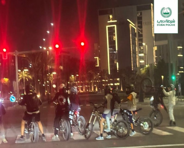 شرطة دبي تحذر من قيادة المراهقين للدراجات النارية في الأحياء السكنية