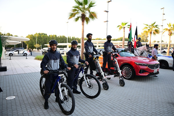 كيف شاركت شرطة أبوظبي في احتفالية اليوم الوطني للكويت؟
