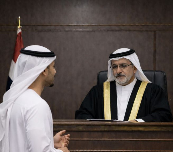 شاب يقاضي (28) من جيرانه