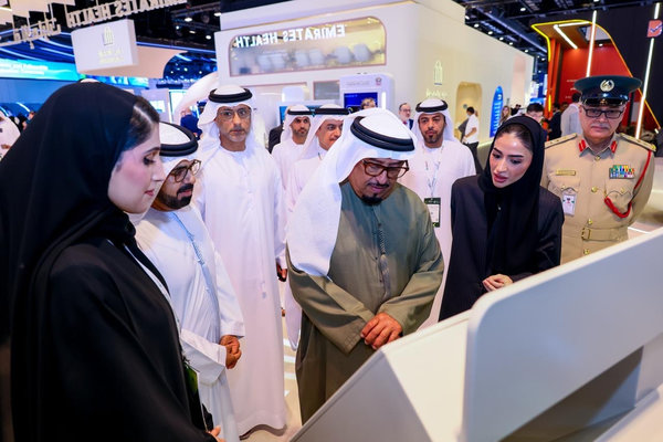 الفريق ضاحي خلفان يزور معرض الصحة العالمي ويشيد بالحلول الصحية المتقدمة وما توصلت اليه العلوم الطبية في الدولة