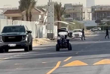 شرطة دبي تعزز السلامة بإيقاف طفل يقود دراجة على الطريق العام.jpeg_result