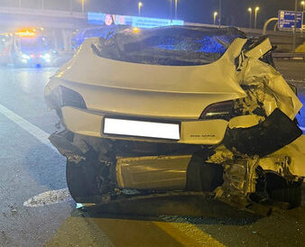 شرطة دبي تحذر من خطورة الوقوف وسط الطريق (2)_result