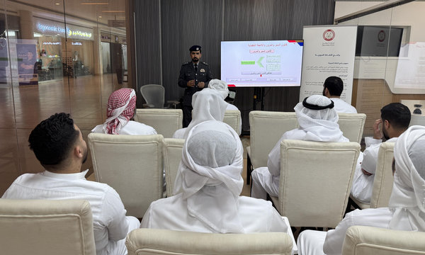 شرطة أبوظبي تقدم خدمات تخفيض النقاط المرورية في هيلي مول بالعين*