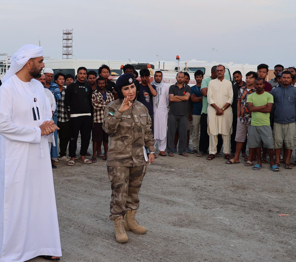 شرطة أبوظبي تنفذ ورشًا توعوية ضمن حملة "خلك حذر