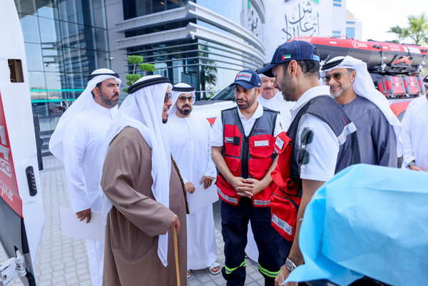 الفريق ضاحي خلفان يطلع على ابتكارات إسعاف دبي