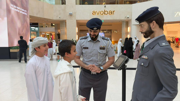 شرطة أبوظبي توظف الروبوتات الذكية لتعزيز أمن الطرقالذكي في يأس مول