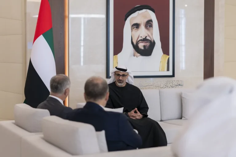 سموّ الشيخ خالد بن محمد بن زايد آل نهيان، ولي عهد أبوظبي رئيس المجلس التنفيذي لإمارة أبوظبي، جورج الحديري، الرئيس التنفيذي لمجموعة "إتش إس بي سي" العالمية.