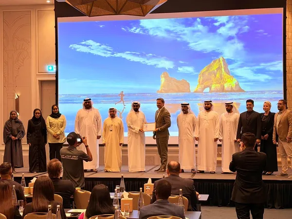 الشرطية السياحية تُنظم محاضرة توعوية لموظفي 7 فنادق بدبي (6)- Dubai Tourist Police raises Awareness 1